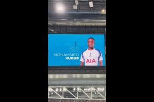 星空体育官网-闹乌龙萨尔中圈吊射破门，球场大屏幕显示是库杜斯进球