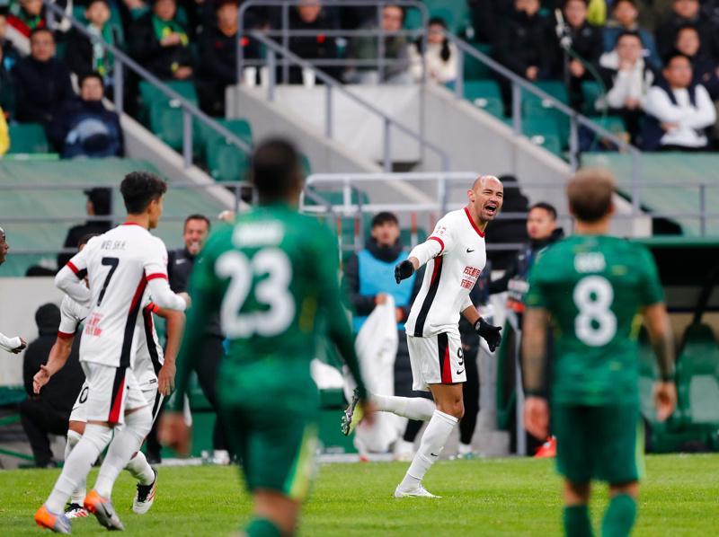 星空体育官网-蓉城暂时登顶！媒体人热议：申花最大对手，真夺冠管理层脑子要炸