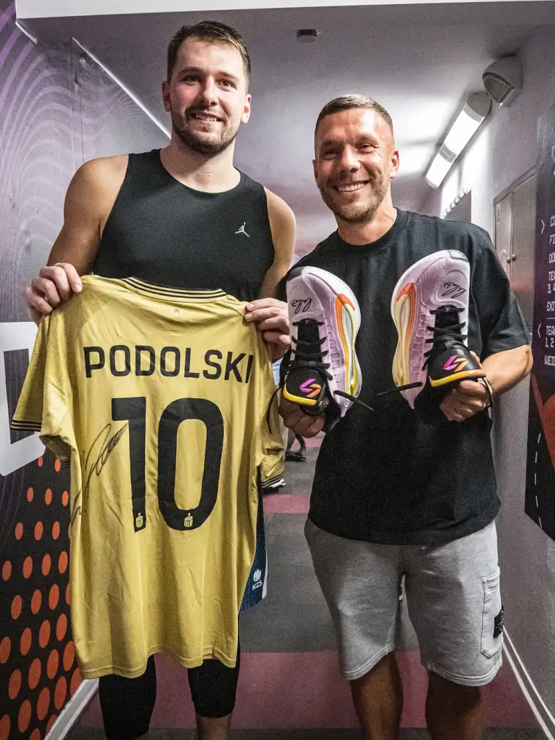 星空体育-国际巨星的舞台！欧锦赛晒东契奇赠送波多尔斯基Luka4的合照