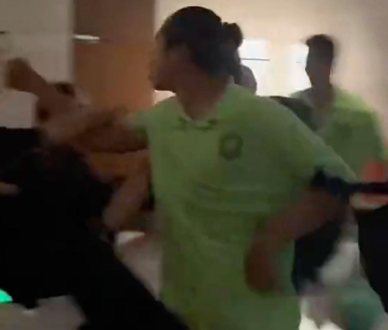 星空官网-国安球迷怒冲酒店！张玉宁发飙+怒怼：我们不想踢好？哔哔啥啊？