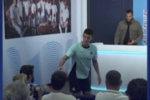 星空体育APP-有礼貌在新闻发布会之前，帕瓦尔与现场所有记者握手